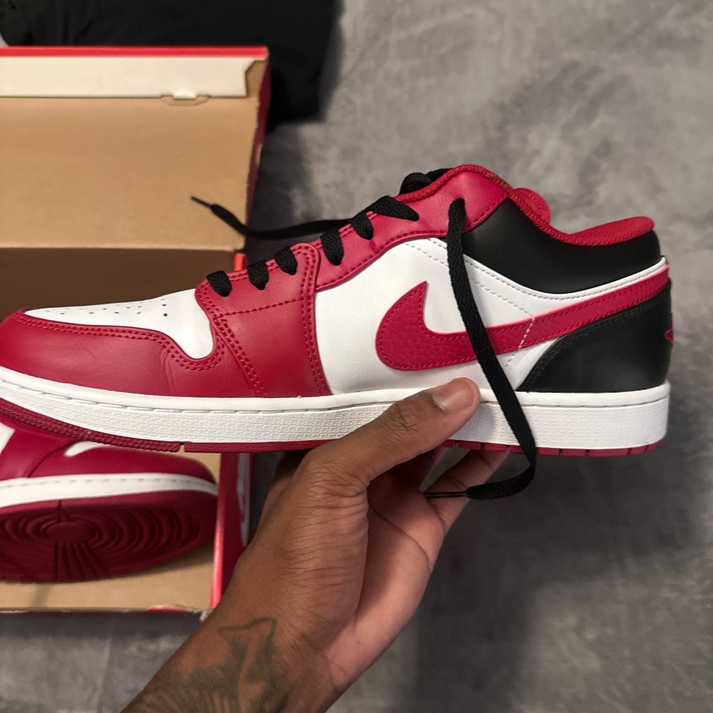 Nike Men's Black, Red, and White Sneakers